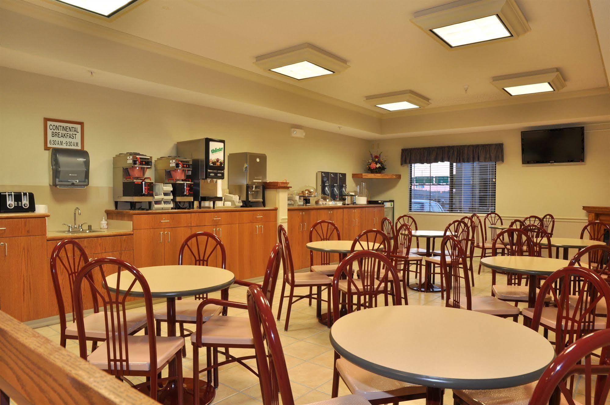 Готель La Quinta By Wyndham Wichita Airport Екстер'єр фото