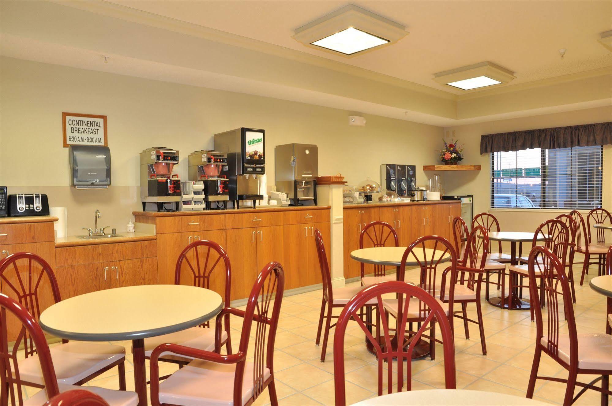 Готель La Quinta By Wyndham Wichita Airport Екстер'єр фото